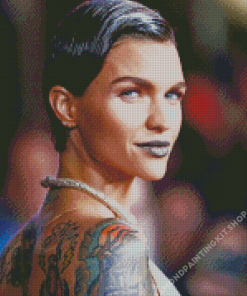 Model Ruby Rose Diamond Painting